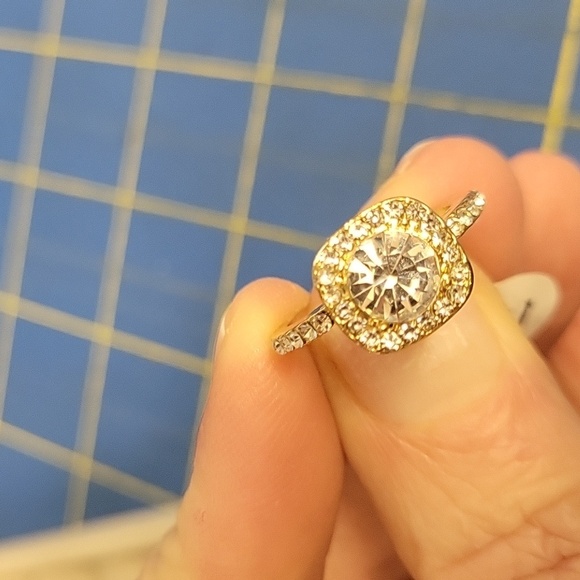 Diamond & Square Rhinestone Setting Gold Tone Ring Size 7 - Picture 5 of 5